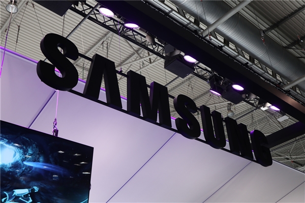 三星雙屏手機(jī)專利公開(kāi)：0下巴全面屏來(lái)了，竟這樣自拍