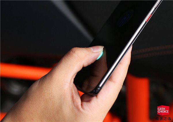 小米8透明探索版上手:最酷的小米手機