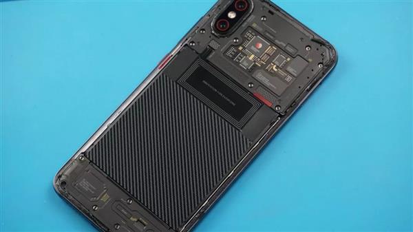 小米8透明探索版不完全拆解：我們發現了一個秘密