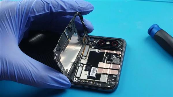 小米8透明探索版不完全拆解：我們發(fā)現(xiàn)了一個秘密