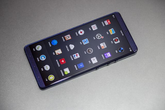 堅果Pro2S真機圖賞 機身更加纖薄炫酷 比小米8SE便宜1塊錢