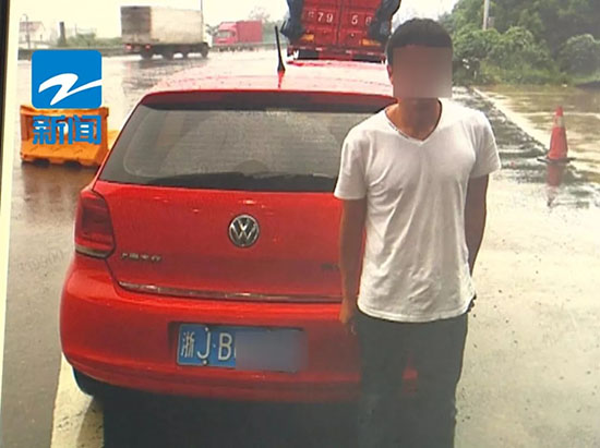 滴滴網(wǎng)約車司機睡覺乘客開車 無證駕駛+超速被抓