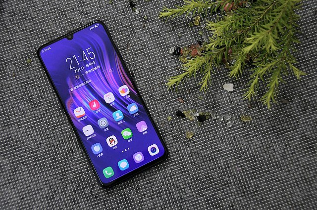 vivo X23幻夜藍版圖賞:炫光漸變色設計，在光線下十分純美