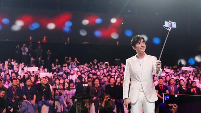 聯(lián)想發(fā)布首款A(yù)I四攝手機(jī)S5 Pro 重新定義偶像級美顏自拍