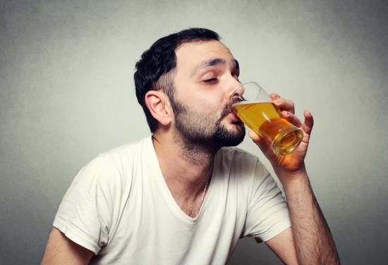 喝口啤酒壓壓驚。圖片來(lái)源:圖蟲創(chuàng)意