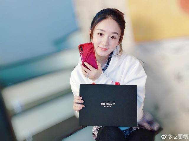 趙麗穎曬榮耀Magic2真機(jī) 漸變紅更好看 