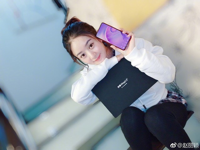 趙麗穎曬榮耀Magic2真機(jī) 漸變紅更好看