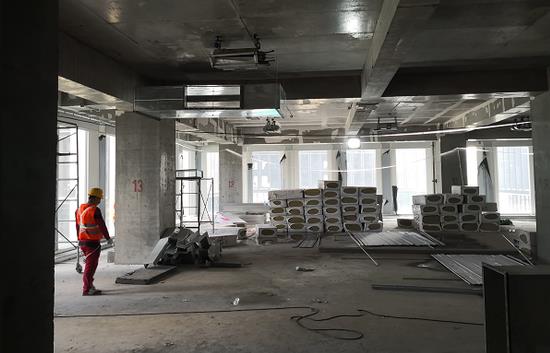 2018年10月20日,位于海淀區上地的小米科技園大樓內部,工人還在施工 圖片來源:每經記者 劉春山 攝