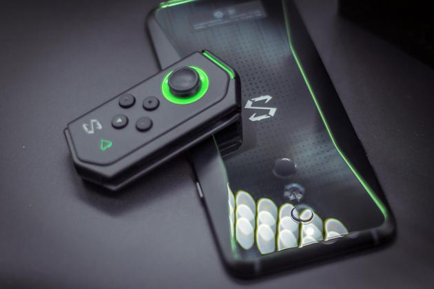 黑鯊游戲手機(jī)黑鯊Helo評(píng)測(cè)：加上RGB跑馬燈性能提升100%？