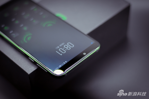 黑鯊Helo頂部和底部都配有揚(yáng)聲器