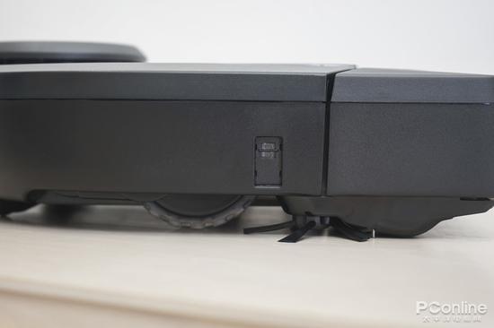 側(cè)面有一個(gè)紅外線感應(yīng)窗口,這個(gè)是用于沿墻行走時(shí)的距離感應(yīng),減少側(cè)面碰撞。