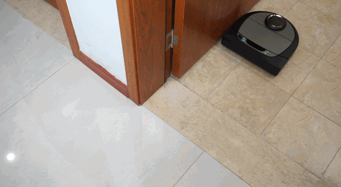 D7增加了側面的距離感應器，可以沿著墻壁保持一定的距離平行打掃，避免磕碰。