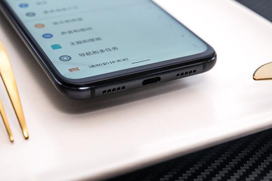▲魅族X8底部開孔