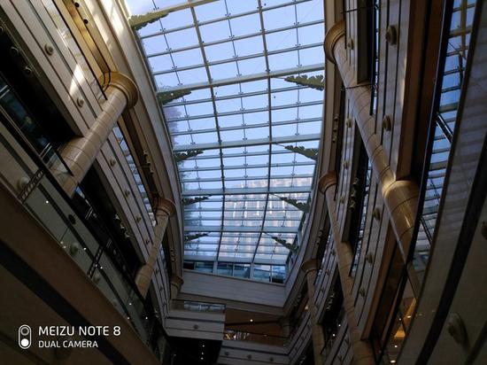 亮度稍低時,魅族Note8也能迅速對焦