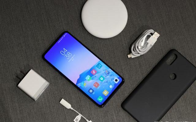 小米MIX3寶石藍(lán)真機(jī)圖賞：彩色陶瓷機(jī)身+磁動(dòng)力滑蓋全面屏