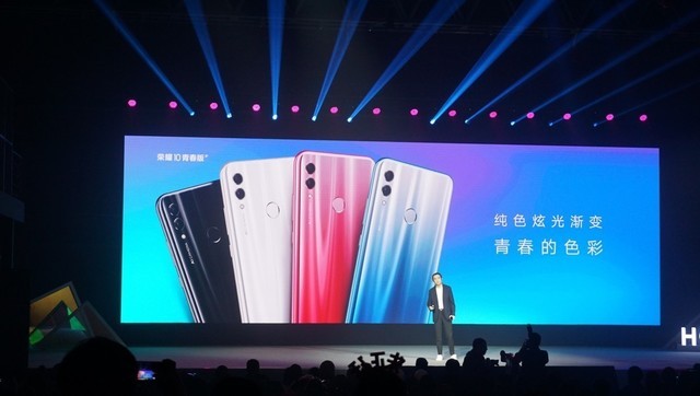 1399元起! 2400萬(wàn)AI自拍 榮耀10青春版發(fā)布