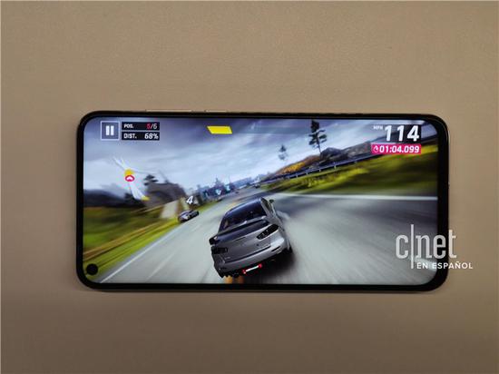 華為nova 4真機上手體驗：屏幕打孔設計 屏占比高達91.8%