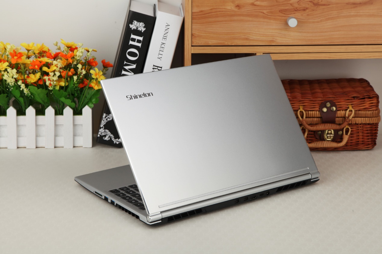 炫龍耀7000輕薄游戲本評測:輕薄的機身,窄邊框大視野!