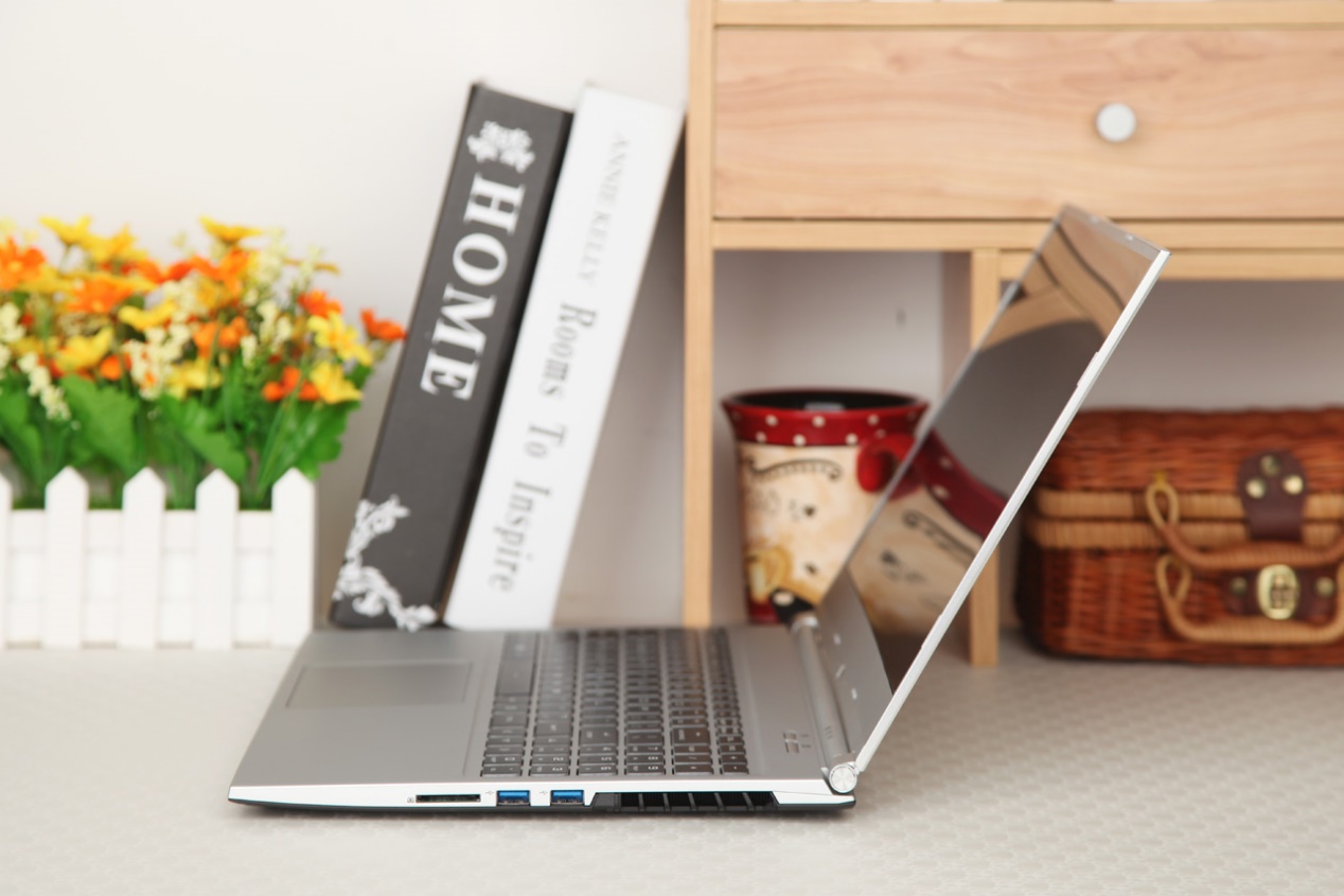 炫龍耀7000輕薄游戲本評測:輕薄的機身,窄邊框大視野!