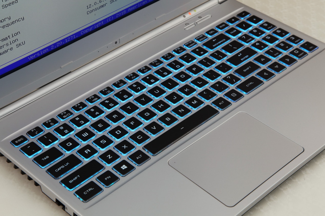 炫龍耀7000輕薄游戲本評測:輕薄的機身,窄邊框大視野!