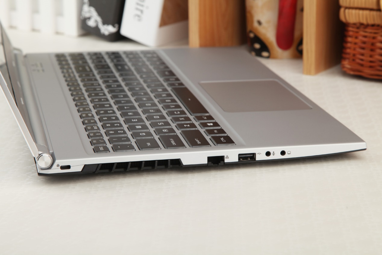 炫龍耀7000輕薄游戲本評測：輕薄的機身，窄邊框大視野！