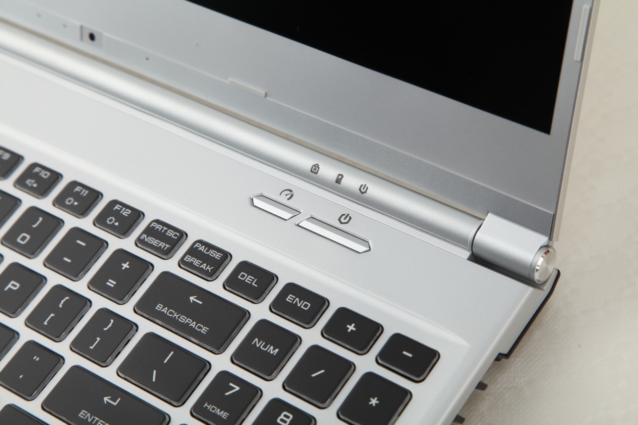 炫龍耀7000輕薄游戲本評測:輕薄的機身,窄邊框大視野!