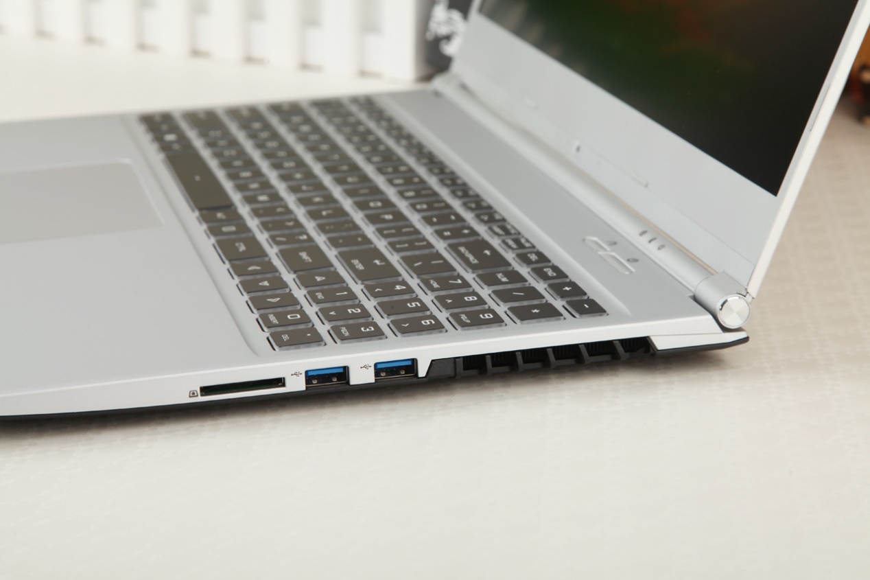 炫龍耀7000輕薄游戲本評測：輕薄的機身，窄邊框大視野！