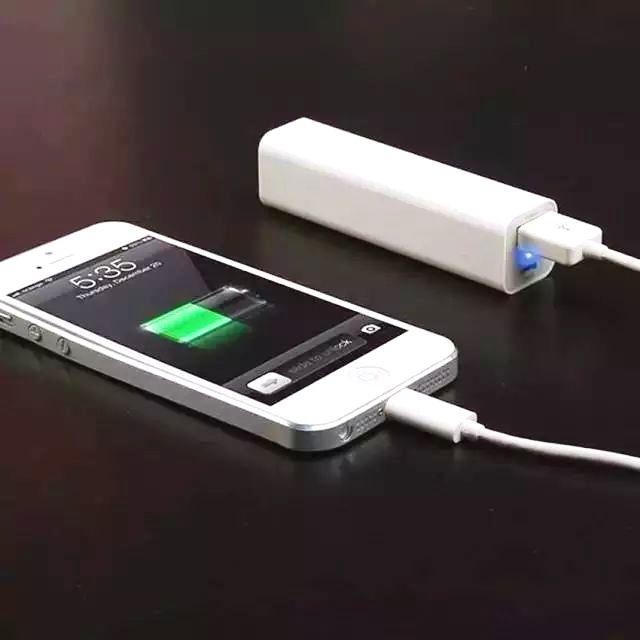 手機充完電要拔掉充電器嗎？手機充完電后先拔手機還是充電器