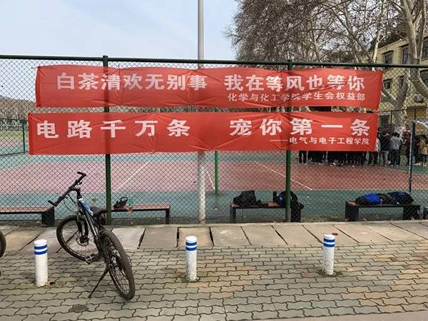 各大高校開始女生節條幅大戰 網友:果然是別人家的大學