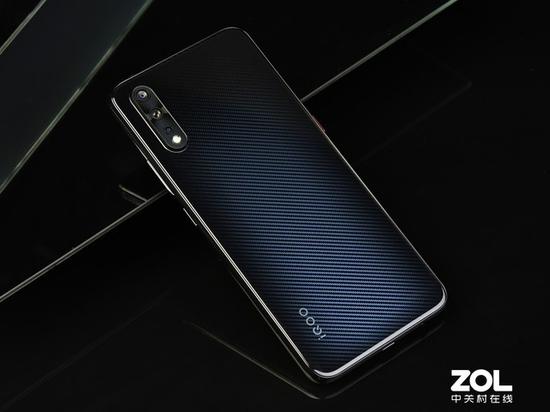 iQOO Neo的碳纖黑配色