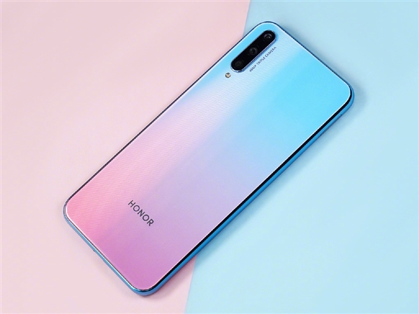 趙明曬榮耀20青春版真機圖的三款配色 并向網友征集命名