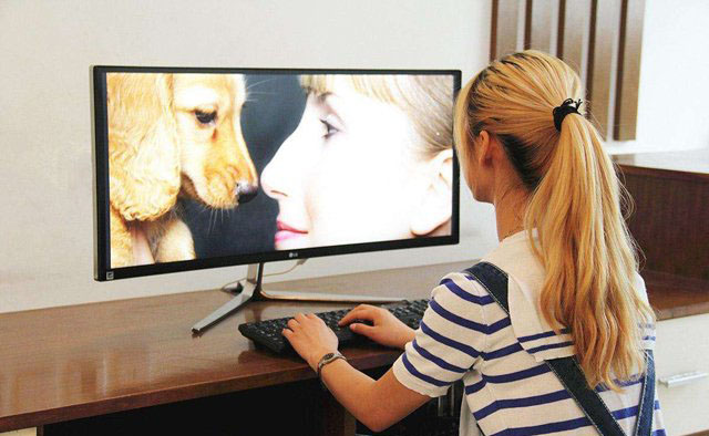 曲面和平面顯示器哪個好？曲面顯示器和平面顯示器的區別及優缺點